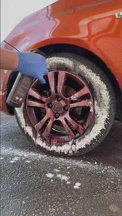 GIF DE VIDEO ENSEÑANDO COMO SE USAN LOS PRODUCTOS DE APEX DETAIL SE VE UN COCHE SIENDO LIMPIADO